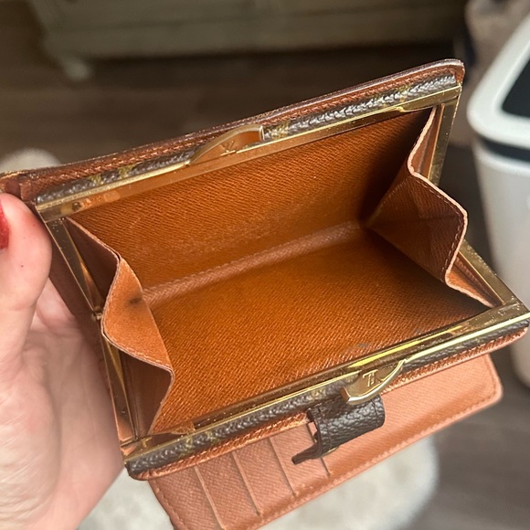 Louis Vuitton kiss lock wallet - Picture 13 of 14